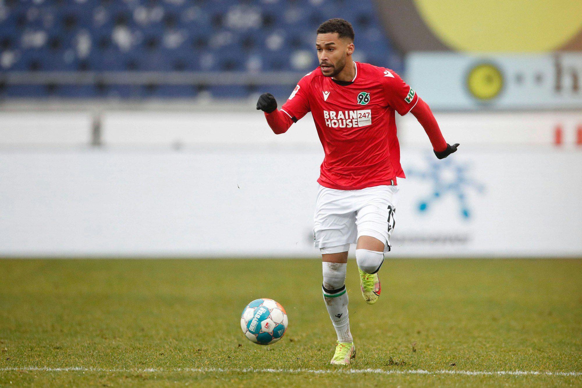 Linton Maina treibt den Ball im Dress von Hannover 96.