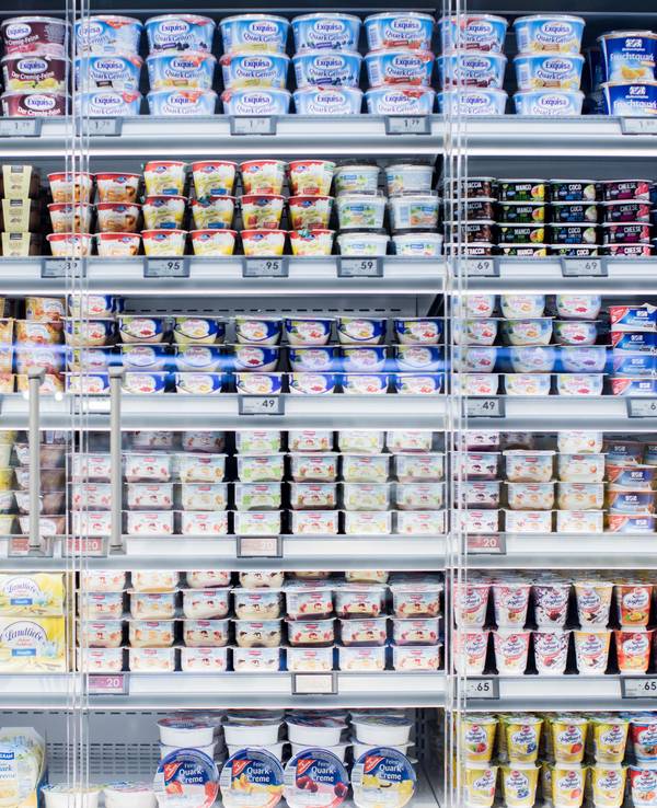 Verschiedene Joghurtprodukte stehen am 21. März 2018 in einem Kühlregal in einer nordrhein-westfälischen Edeka-Filiale.