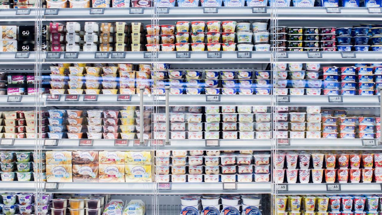 Verschiedene Joghurtprodukte stehen am 21. März 2018 in einem Kühlregal in einer nordrhein-westfälischen Edeka-Filiale.