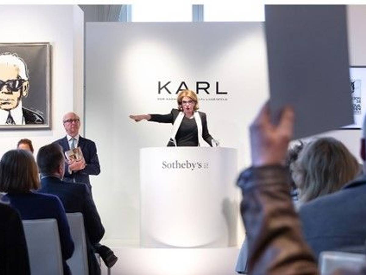 Ein Blick in den Auktionsraum. Im Palais Oppenheim in Köln wurden wertvolle Stücke von Karl Lagerfeld versteigert.