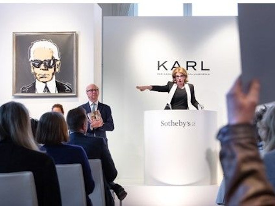 Ein Blick in den Auktionsraum. Im Palais Oppenheim in Köln wurden wertvolle Stücke von Karl Lagerfeld versteigert.
