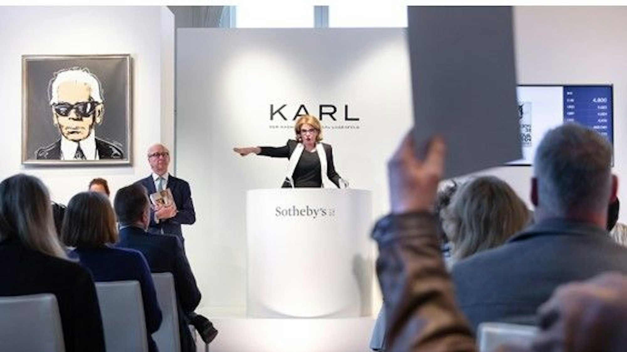 Ein Blick in den Auktionsraum. Im Palais Oppenheim in Köln wurden wertvolle Stücke von Karl Lagerfeld versteigert.