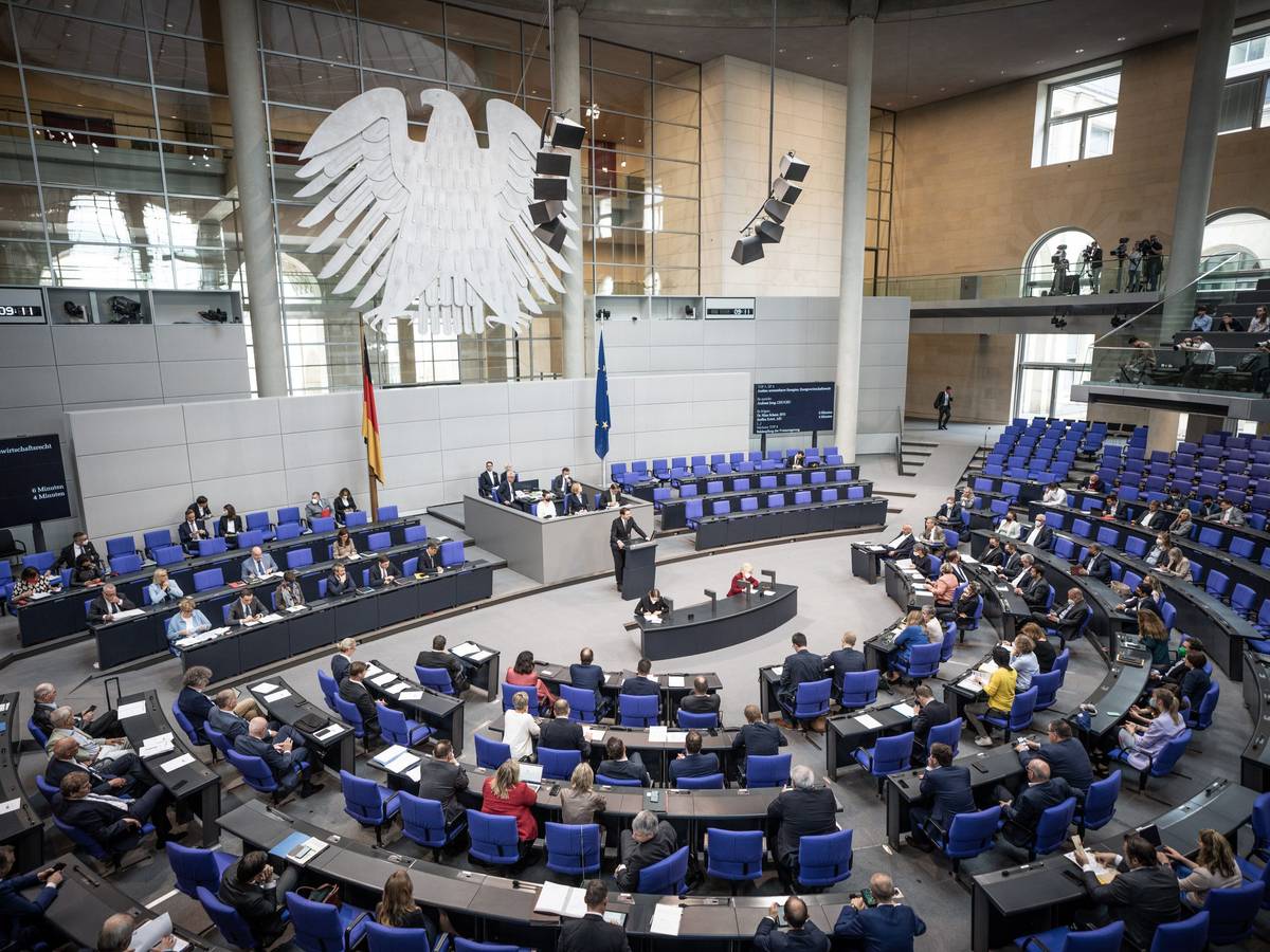 Abgeordnete debattieren im Plenum im Bundestag. In der Sitzung soll unter anderem über das geplante Steuerentlastungspaket beraten werden.