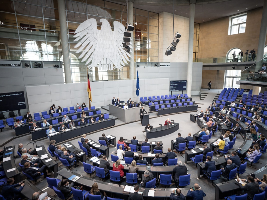 Abgeordnete debattieren im Plenum im Bundestag. In der Sitzung soll unter anderem über das geplante Steuerentlastungspaket beraten werden.