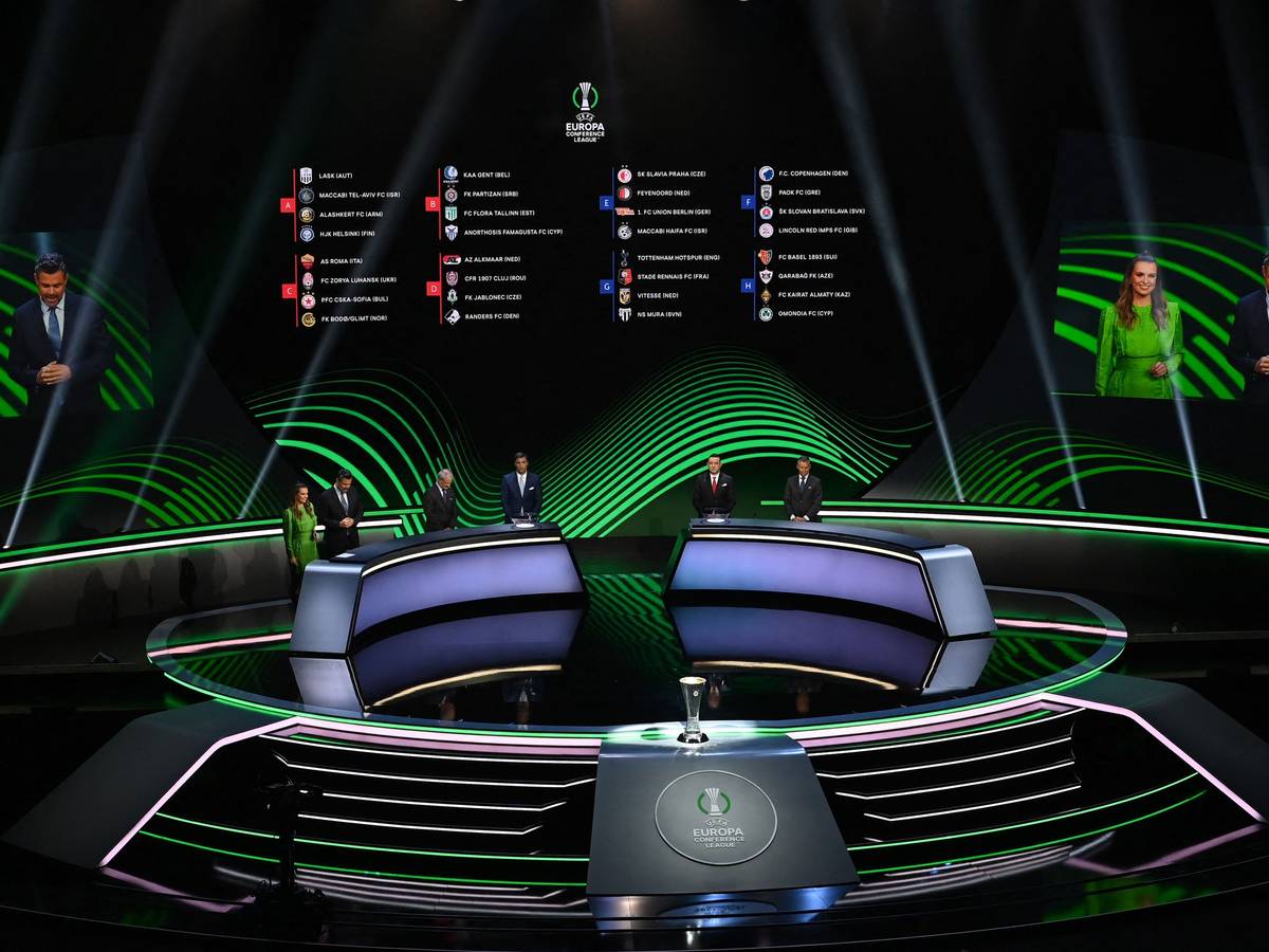 Ein Blick auf die Bühne bei der Auslosung zur Gruppenphase der UEFA Conference League