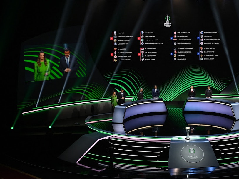 Ein Blick auf die Bühne bei der Auslosung zur Gruppenphase der UEFA Conference League