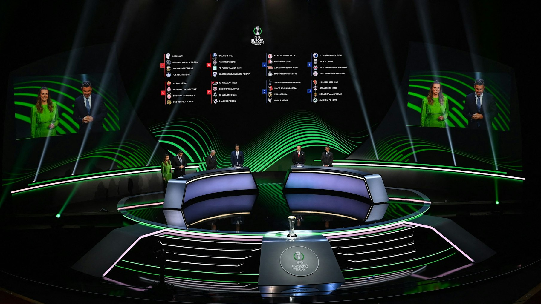 Ein Blick auf die Bühne bei der Auslosung zur Gruppenphase der UEFA Conference League