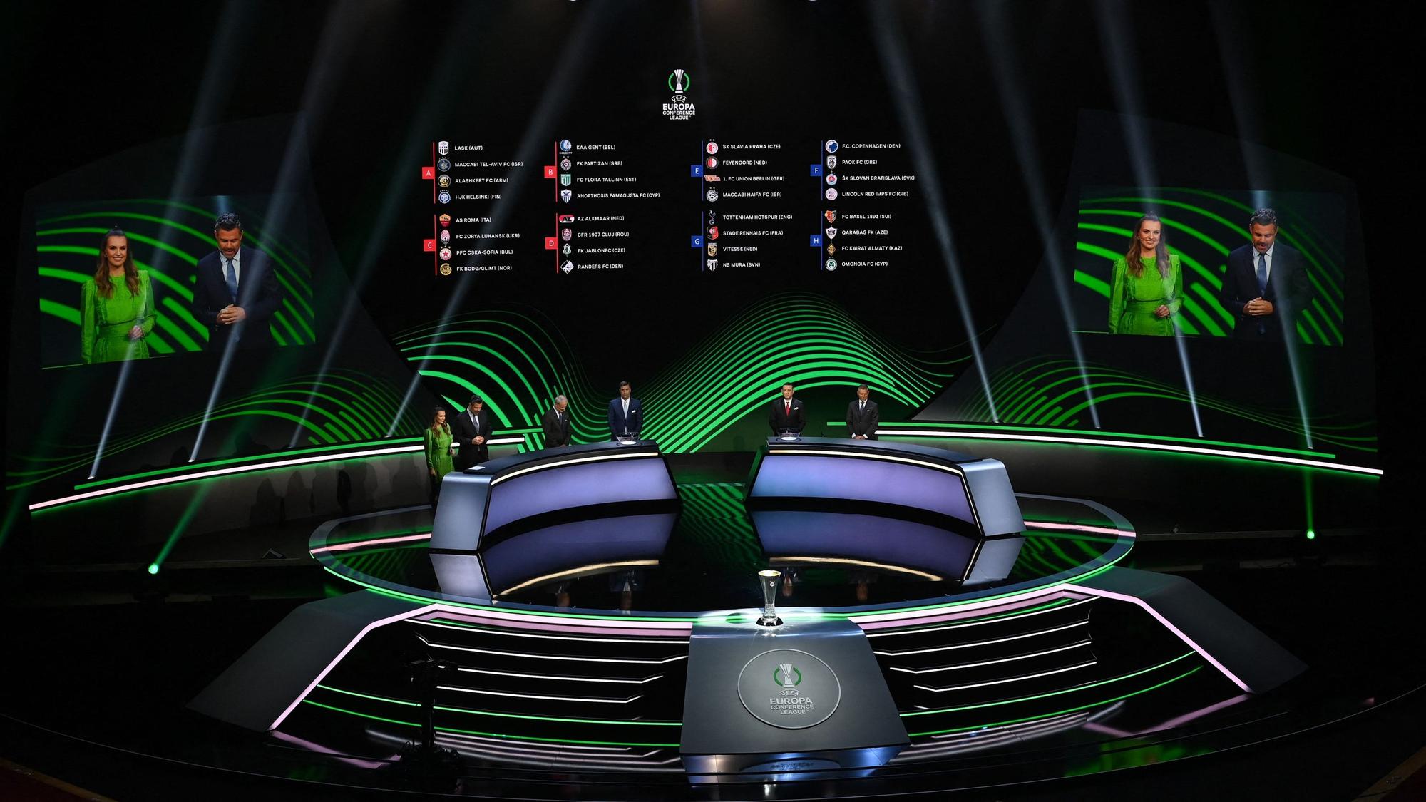 Ein Blick auf die Bühne bei der Auslosung zur Gruppenphase der UEFA Conference League