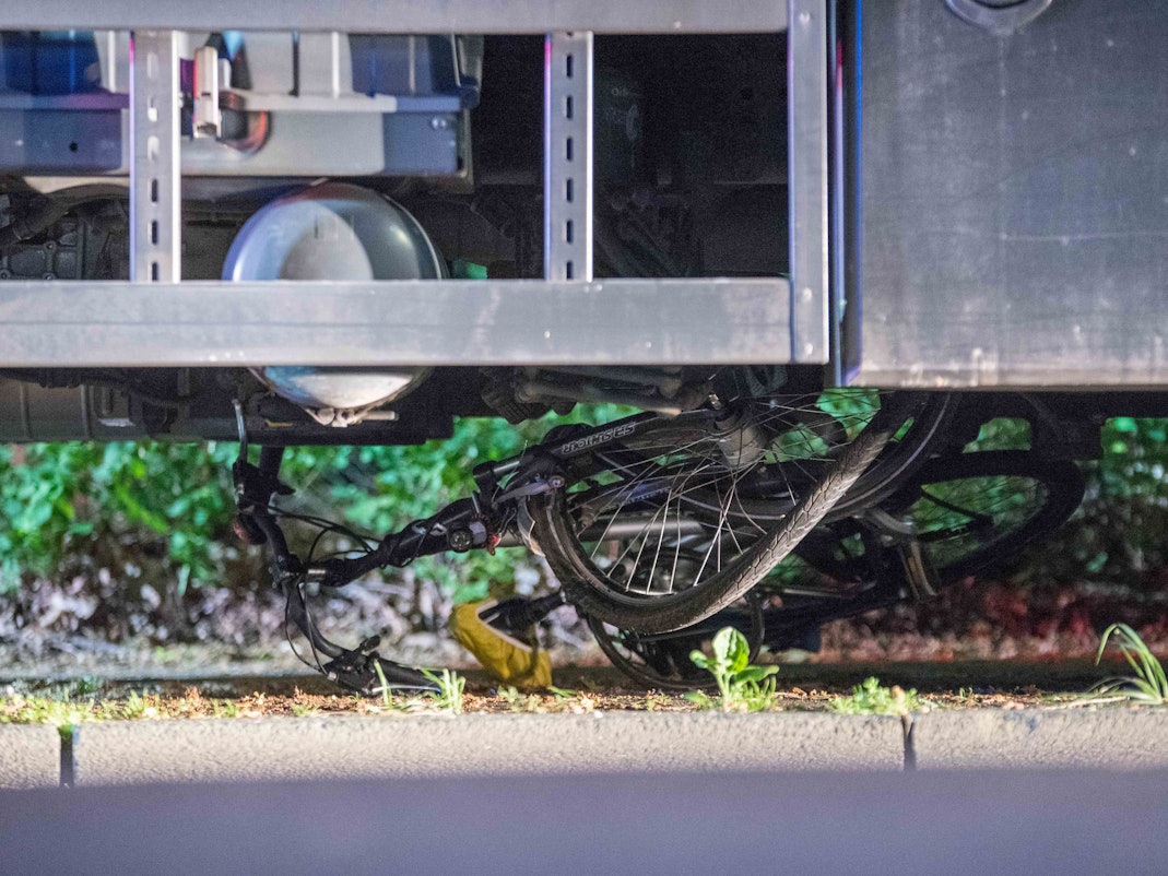 Ein Fahrrad liegt nach einem Unfall unter einem Lastwagen.