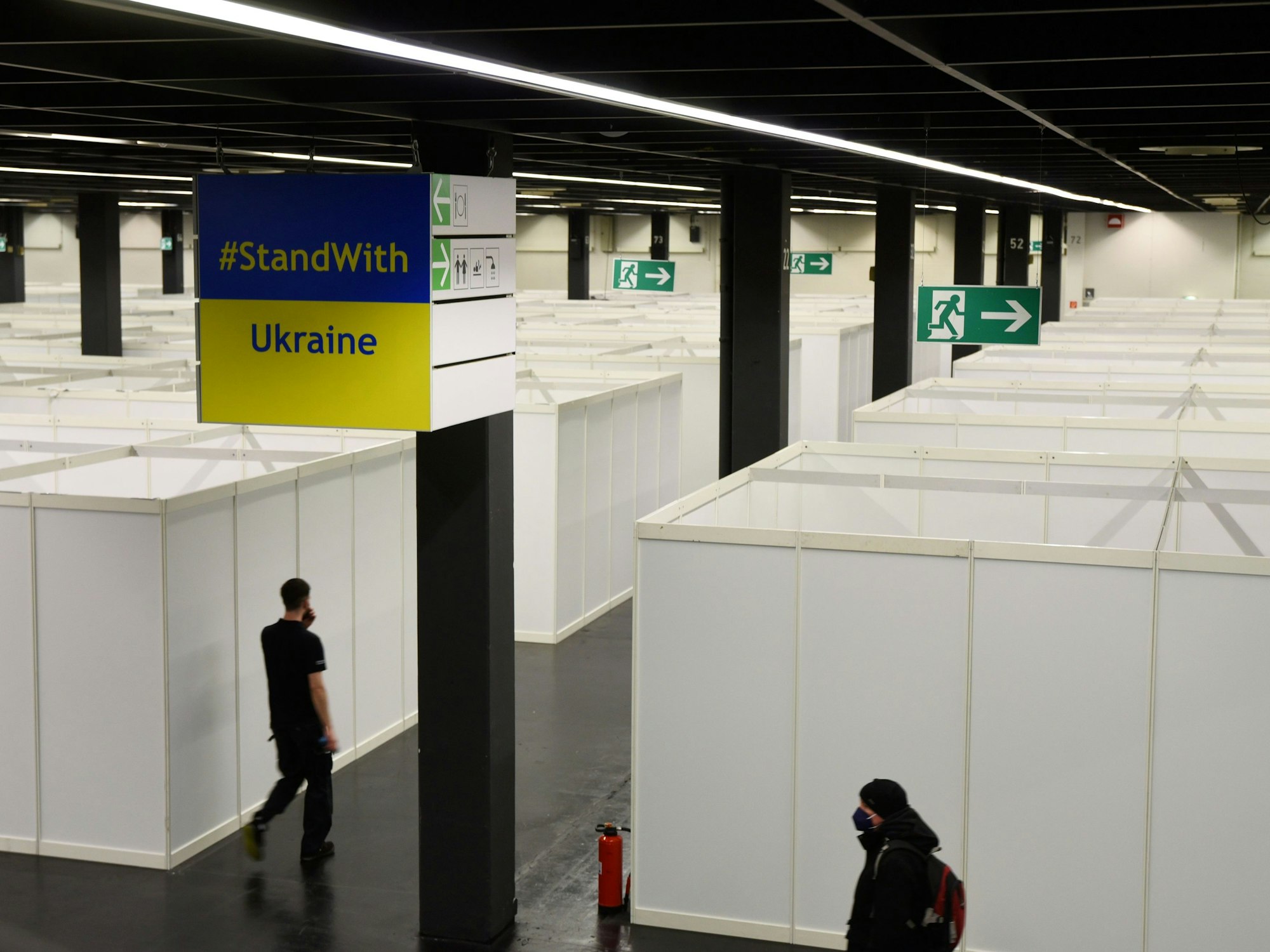 Blick in die Notunterkunft für Geflüchtete auf dem Gelände der Messe in Köln-Deutz