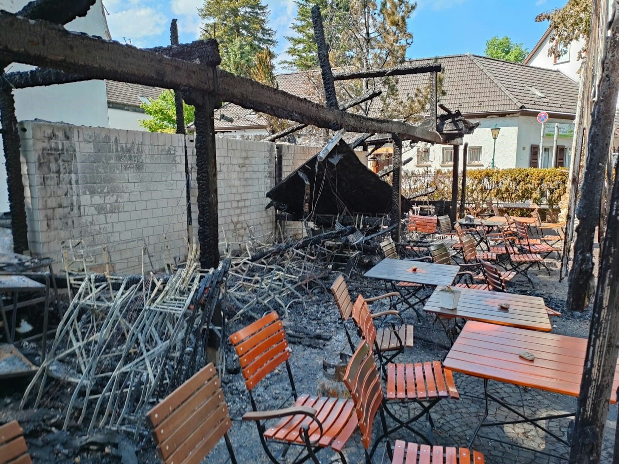 Stühle und Tische im abgebrannten Biergarten „Ahle Kohberg“ in Köln-Merheim