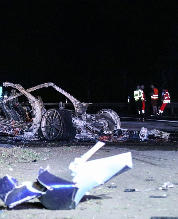 Ein ausgebrannter Porsche steht nach einem Unfall auf der A45. Der Fahrer (50) aus NRW verletzte sich schwer.