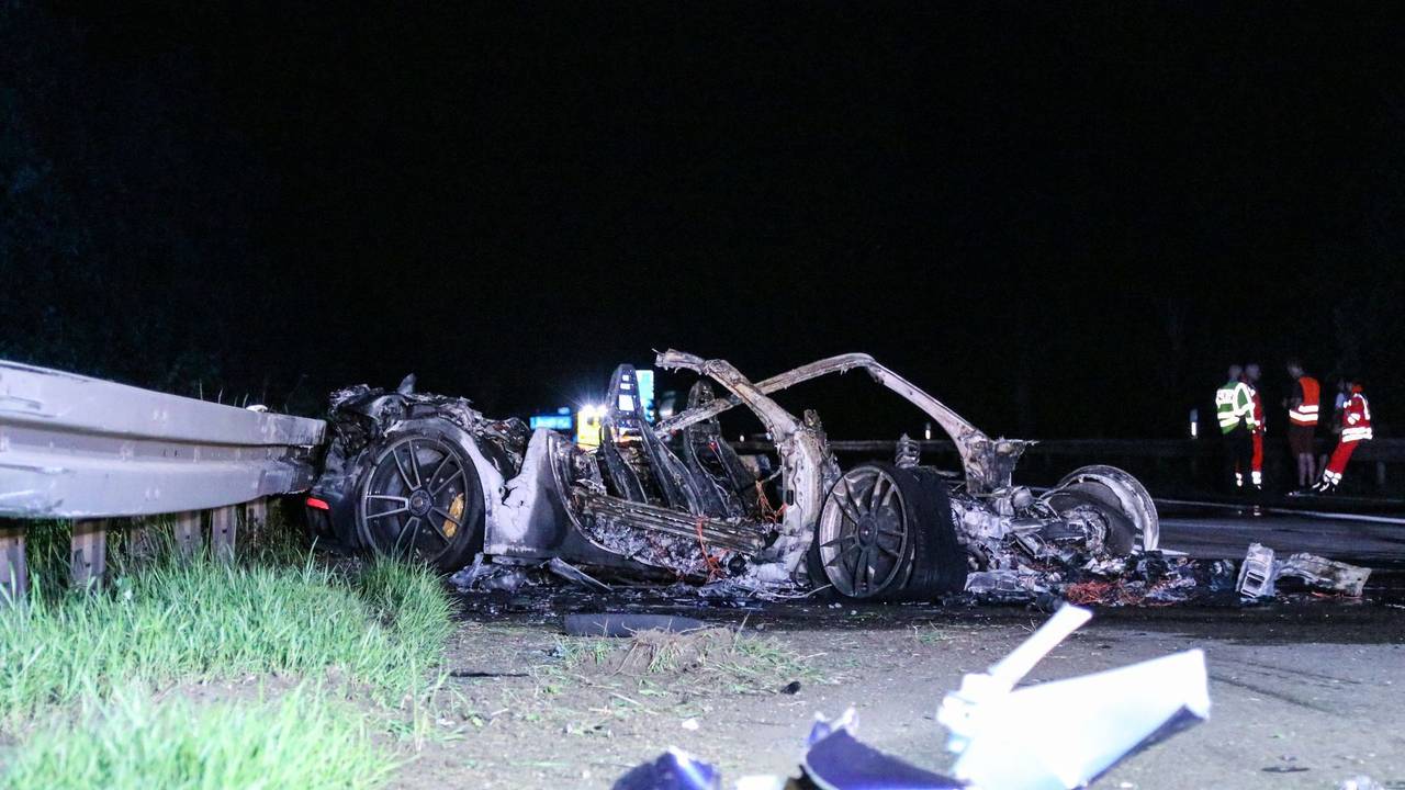 Ein ausgebrannter Porsche steht nach einem Unfall auf der A45. Der Fahrer (50) aus NRW verletzte sich schwer.