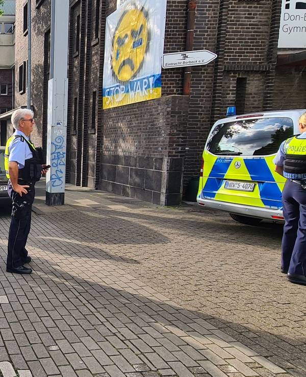Polizei steht vor dem Don-Bosco-Gymnasium.
