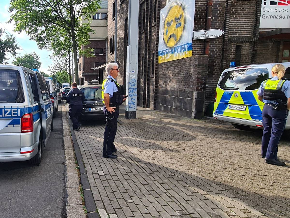Polizei steht vor dem Don-Bosco-Gymnasium.