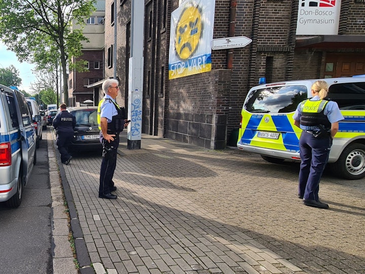 Polizei steht vor dem Don-Bosco-Gymnasium.