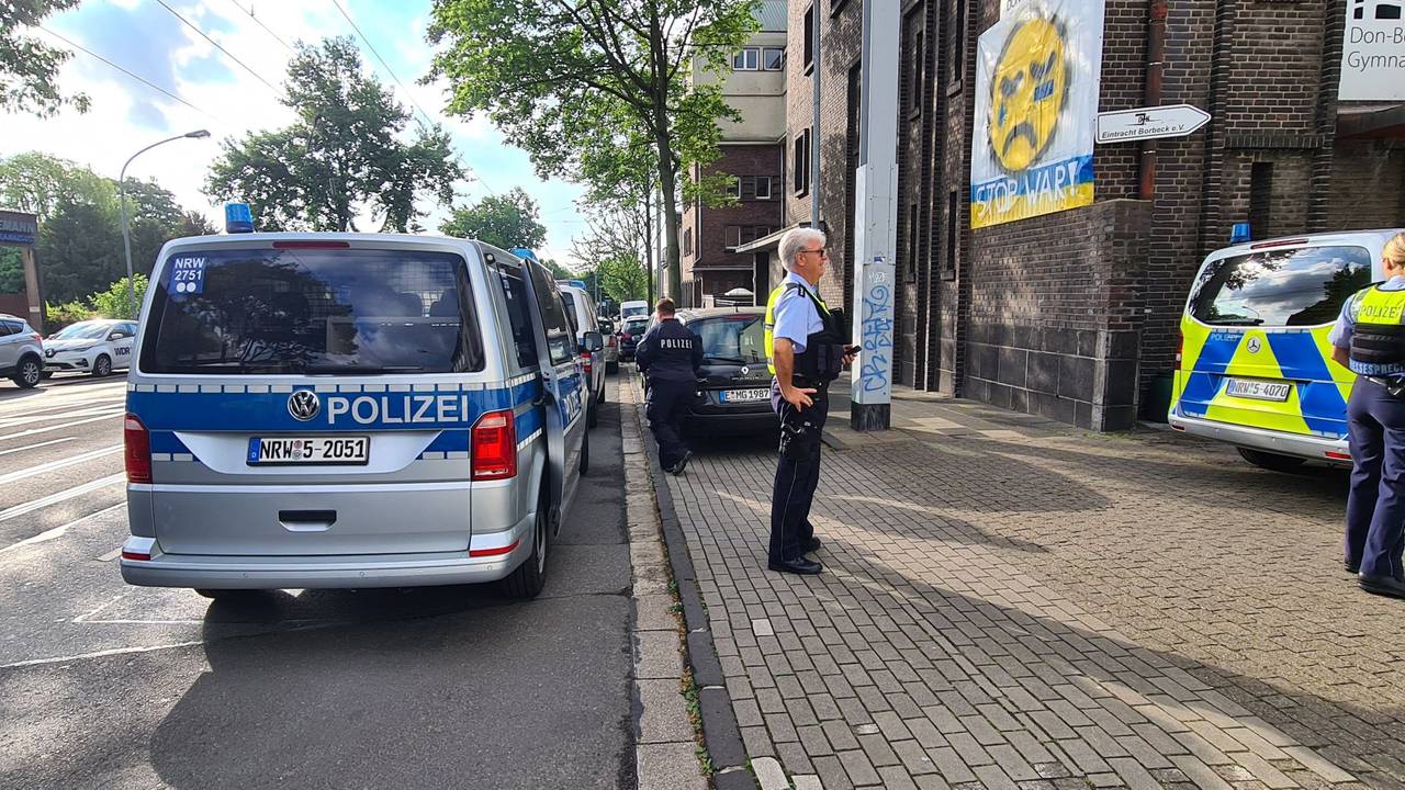 Polizei steht vor dem Don-Bosco-Gymnasium.