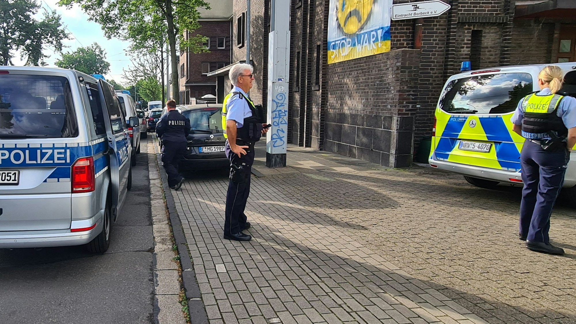 Polizei steht vor dem Don-Bosco-Gymnasium.