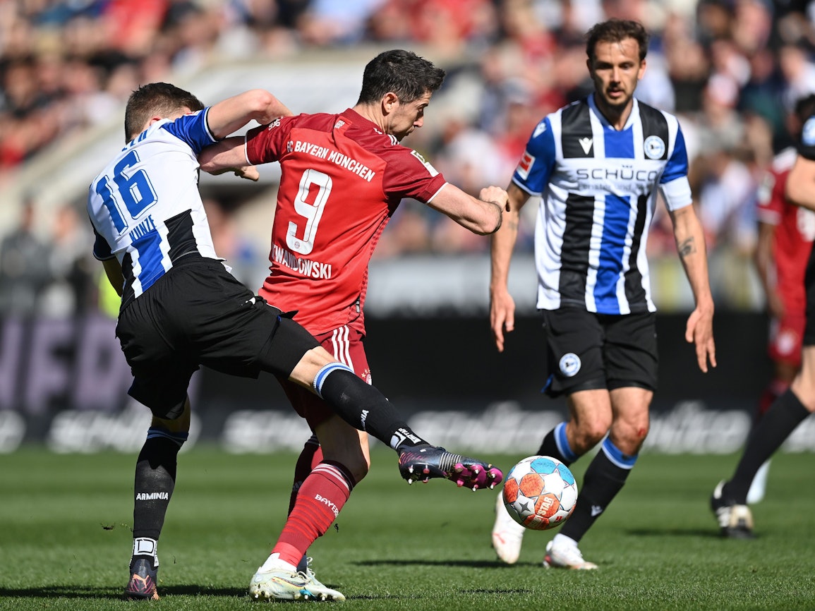 Ex-Bielefelder Fabian Kunze im Zweikampf mit Robert Lewandowski vom FC Bayern. Der Sechser wechselt zu Hannover 96 in die zweite Bundesliga.