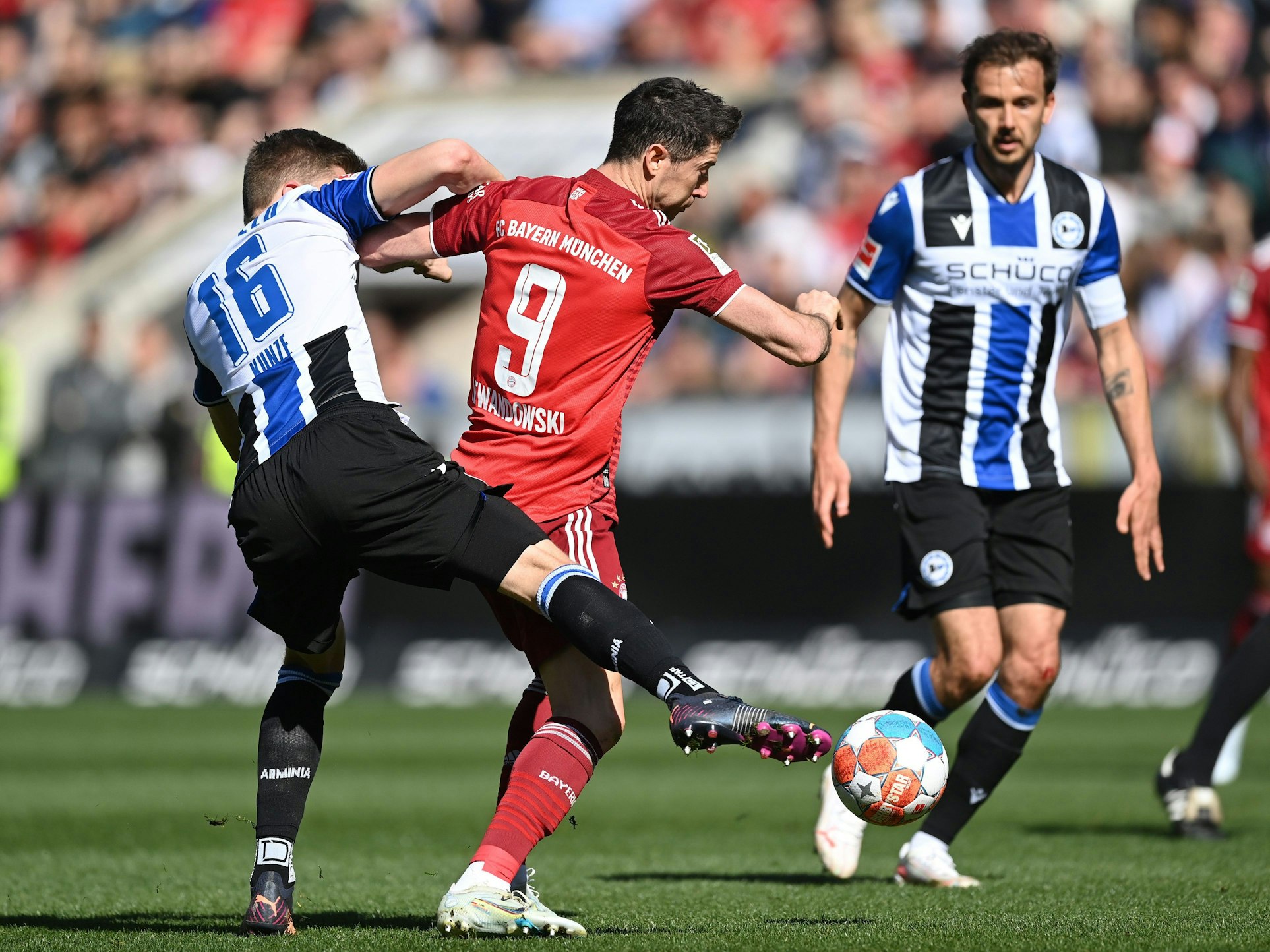 Ex-Bielefelder Fabian Kunze im Zweikampf mit Robert Lewandowski vom FC Bayern. Der Sechser wechselt zu Hannover 96 in die zweite Bundesliga.
