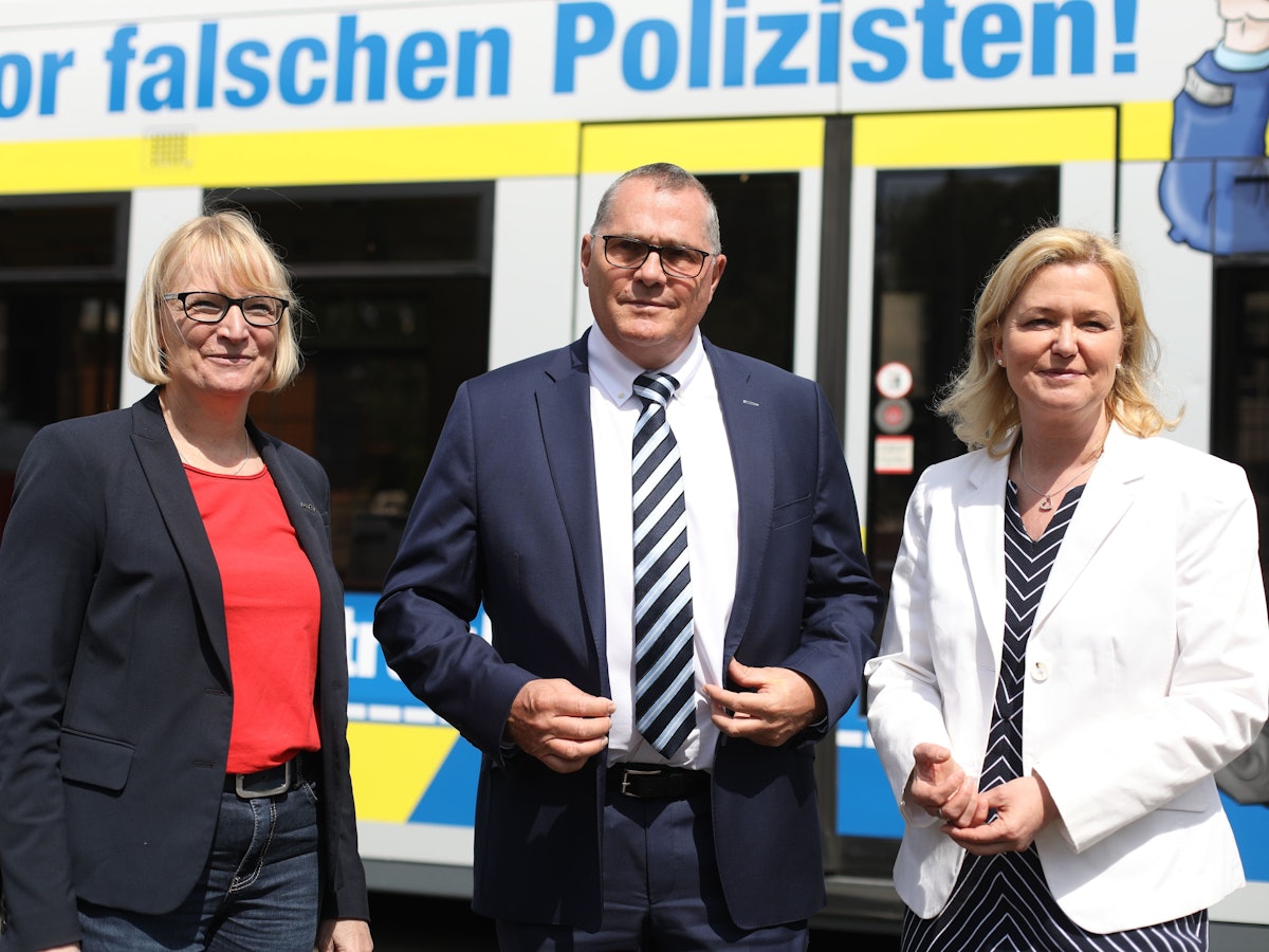 Stefanie Haaks, Miriam Brauns und Klaus-Stephan Becker lächeln in die Kamera.