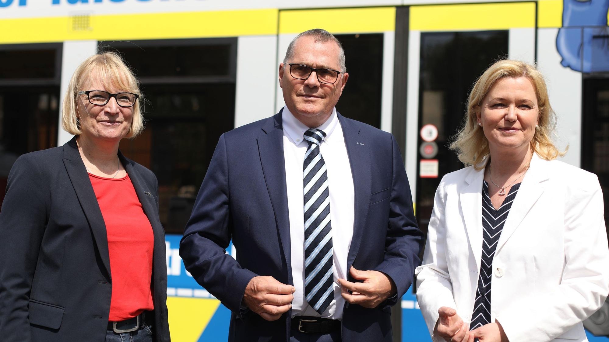 Stefanie Haaks, Miriam Brauns und Klaus-Stephan Becker lächeln in die Kamera.