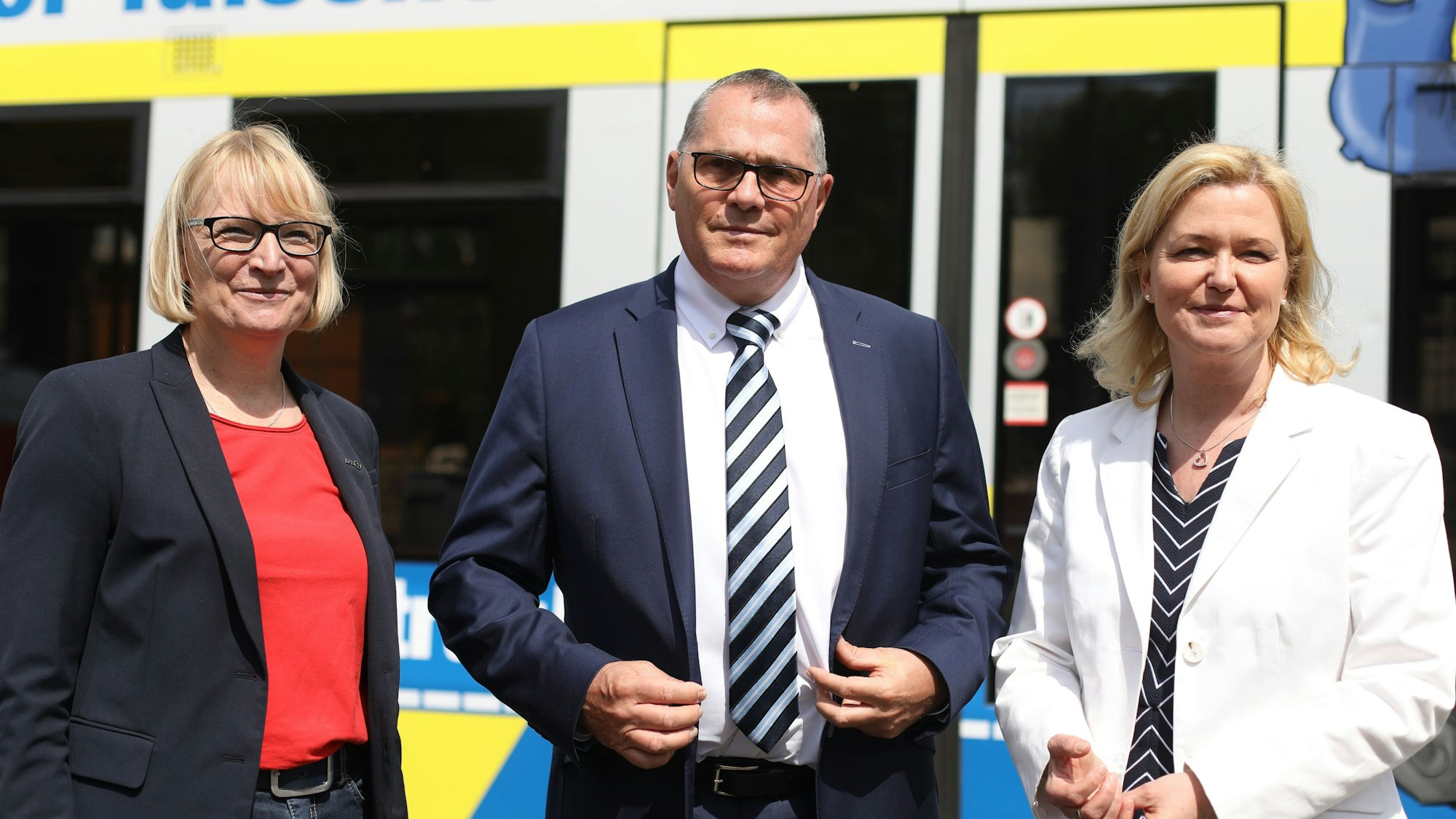 Stefanie Haaks, Miriam Brauns und Klaus-Stephan Becker lächeln in die Kamera.