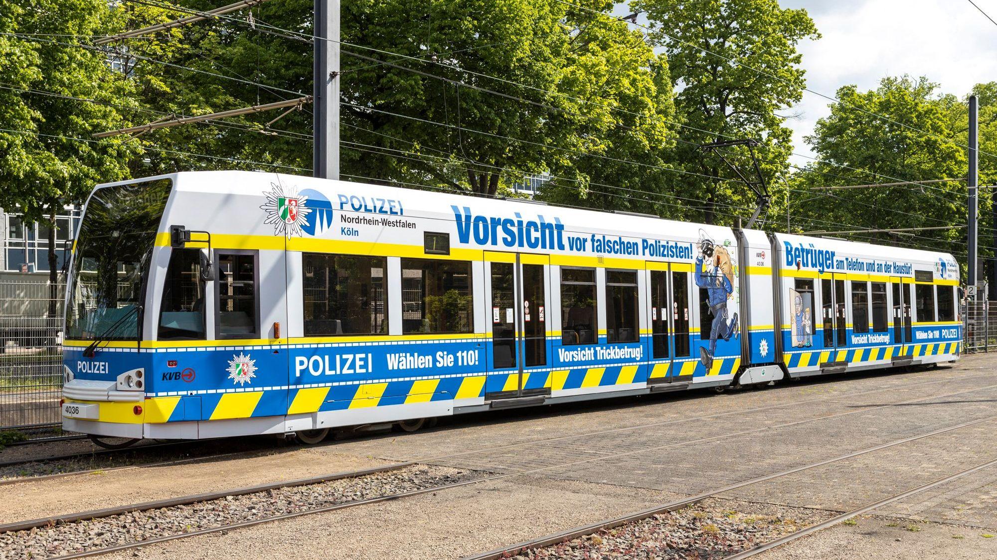 Neue KVB-Bahn in Köln, die mit einem Polizeidesign auf Betrüger aufmerksam machen soll.