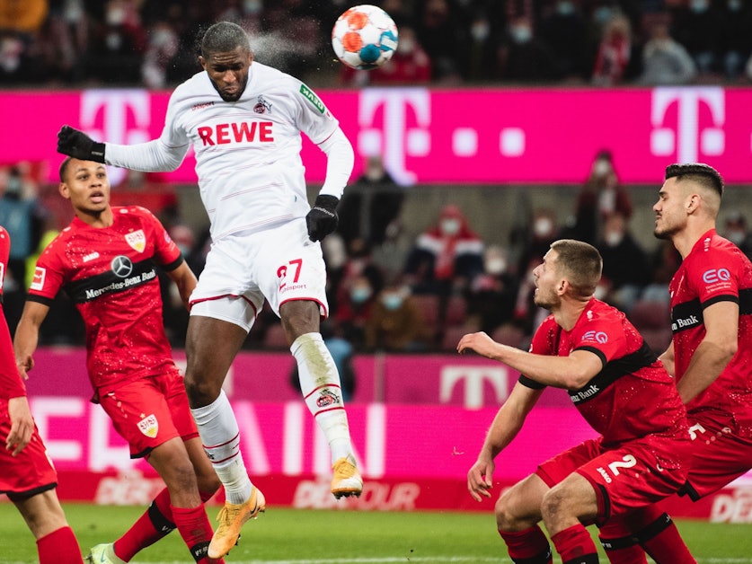 1. FC Köln: Anthony Modeste trifft per Kopf umringt von vier Gegenspielern des VfB Stuttgart.