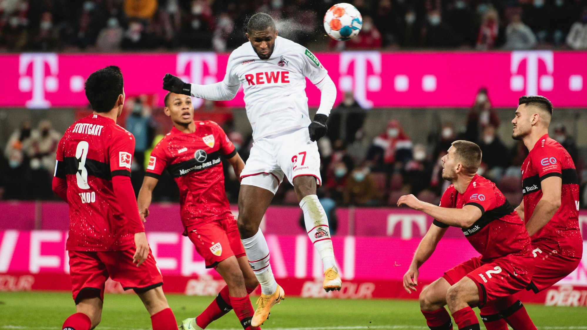1. FC Köln: Anthony Modeste trifft per Kopf umringt von vier Gegenspielern des VfB Stuttgart.