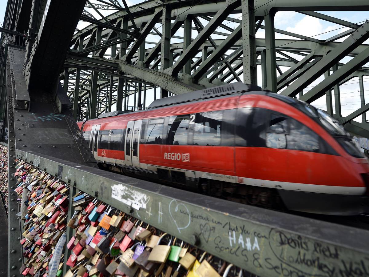 Ein Regionalexpress fährt über die Hohenzollernbrücke in Köln. Ab dem 1. Juni soll man mit dem Neun-Euro-Ticket der Bundesregierung ganz Deutschland per Zug erkunden können.