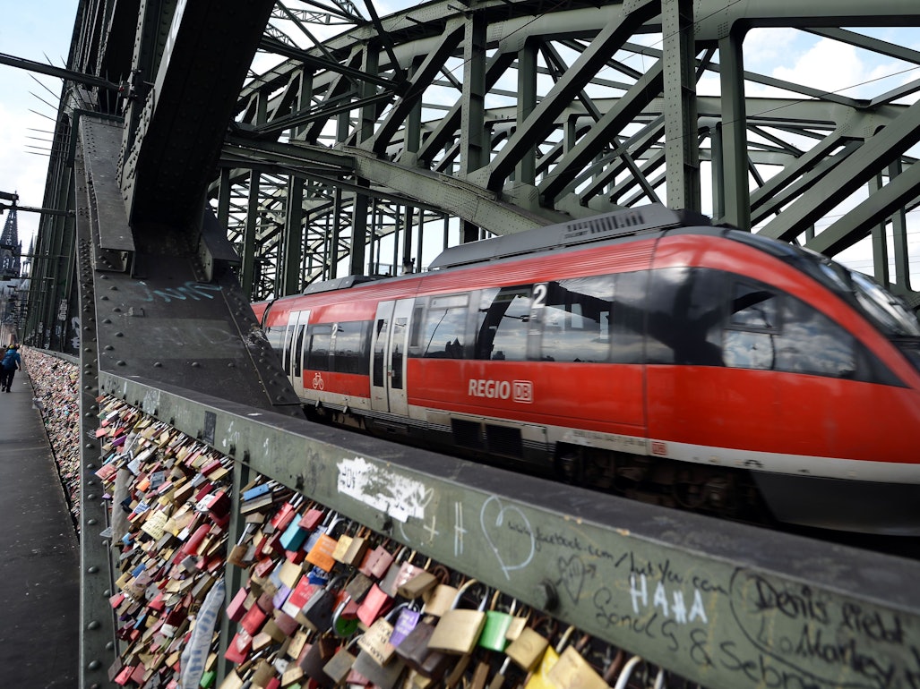Ein Regionalexpress fährt über die Hohenzollernbrücke in Köln. Ab dem 1. Juni soll man mit dem Neun-Euro-Ticket der Bundesregierung ganz Deutschland per Zug erkunden können.