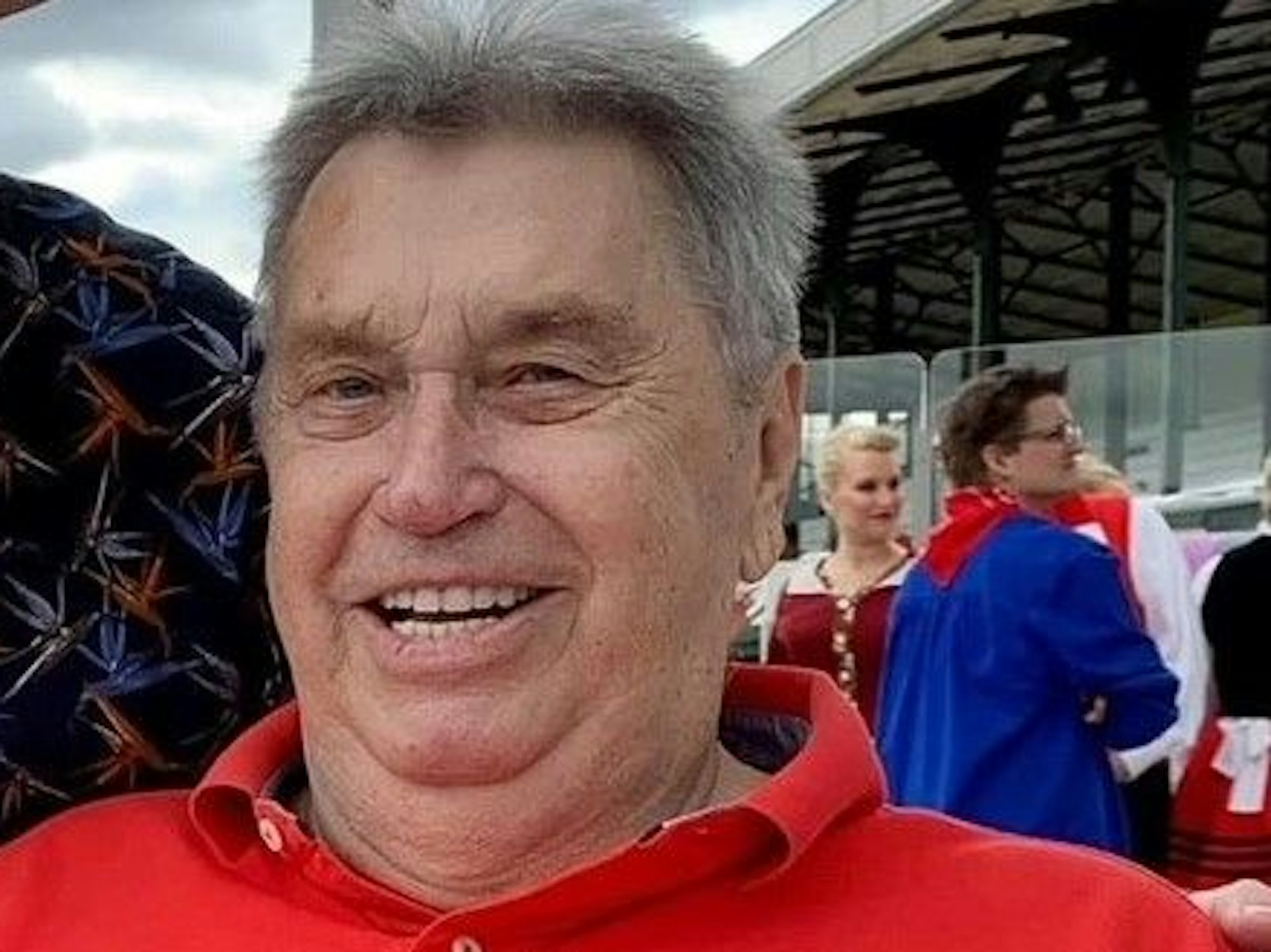 Walter Schweder schaut in die Kamera. Das Foto wurde 2021 auf der Galopprennbahn Weidenpesch aufgenommen.