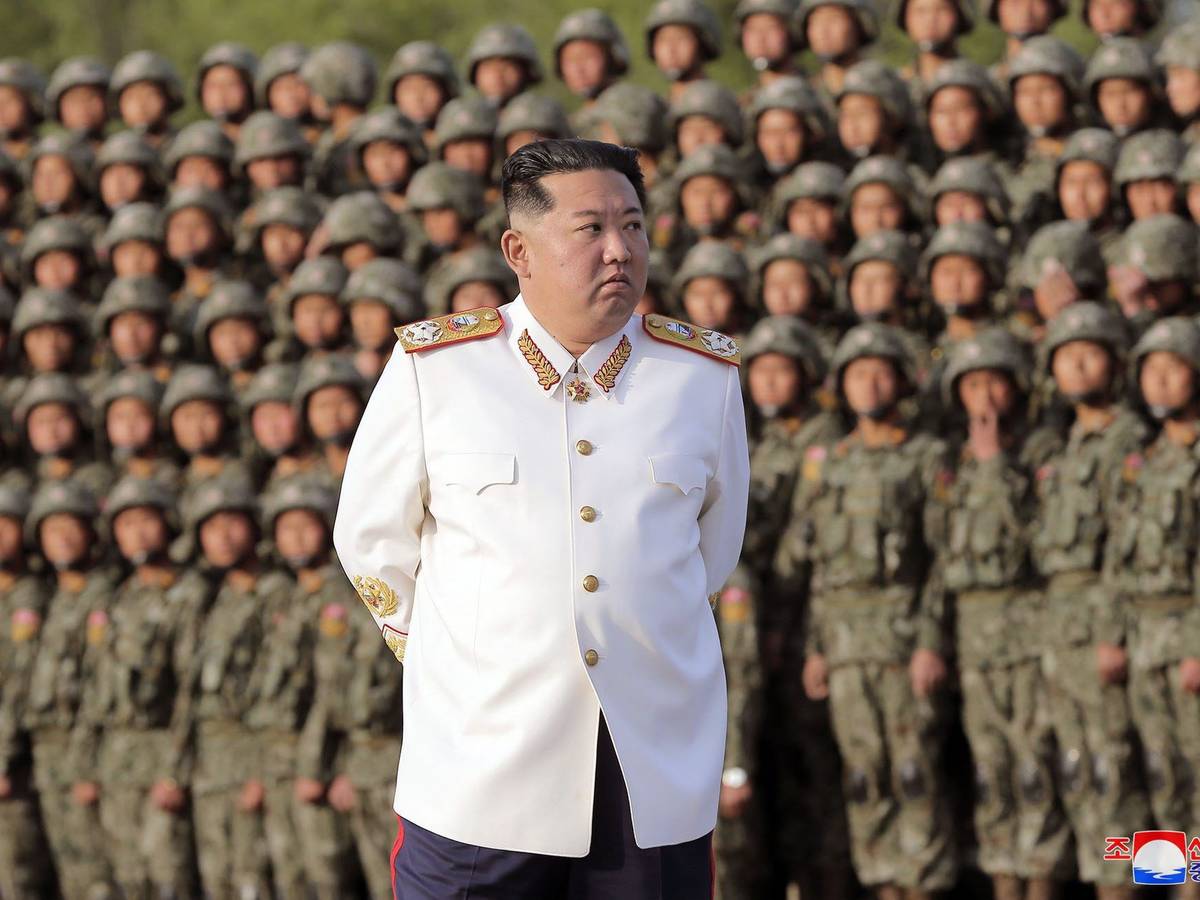 Nordkoreas Diktator Kim Jong Un, hier am 27. April 2022 bei der Abnahme einer Parade, hat landesweite Lockdowns angekündigt.