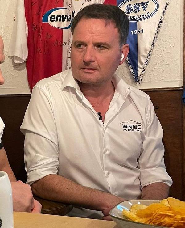 Thorsten Legat neben Moderator Thomas Wagner beim Fußball-Talk "Wagners Spiele" im Kölschen Wirtshaus "Em Ringströßje".