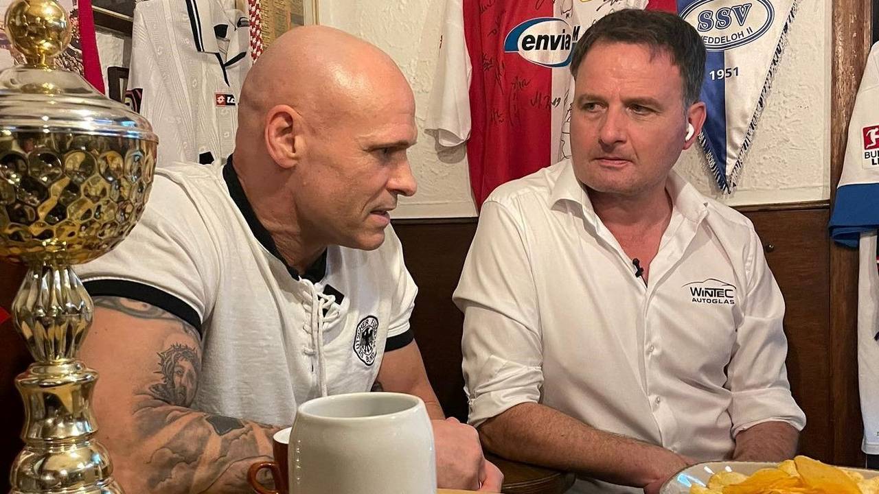 Thorsten Legat neben Moderator Thomas Wagner beim Fußball-Talk "Wagners Spiele" im Kölschen Wirtshaus "Em Ringströßje".