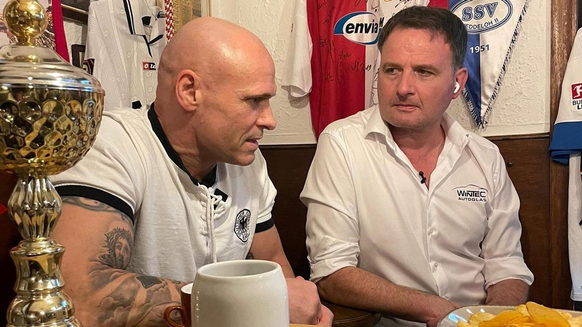 Thorsten Legat neben Moderator Thomas Wagner beim Fußball-Talk "Wagners Spiele" im Kölschen Wirtshaus "Em Ringströßje".