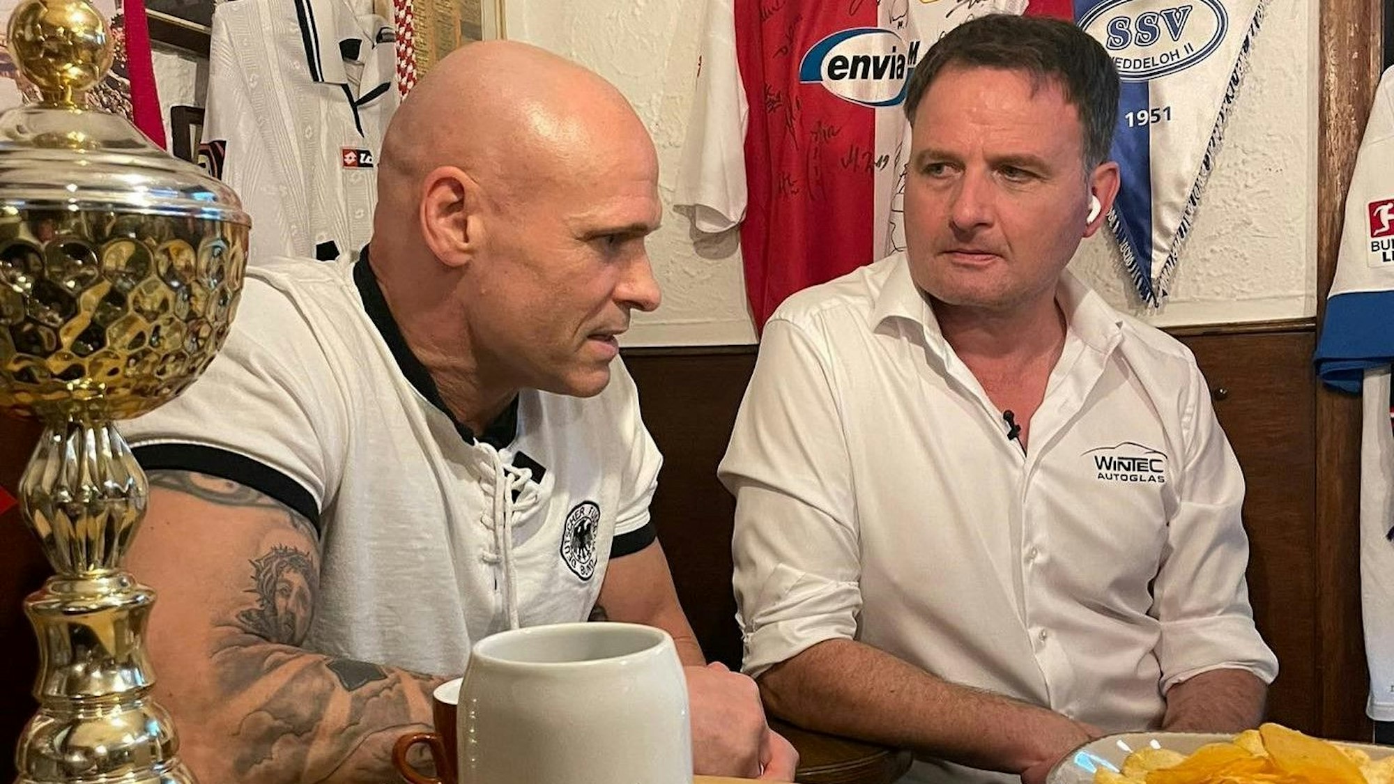 Thorsten Legat neben Moderator Thomas Wagner beim Fußball-Talk "Wagners Spiele" im Kölschen Wirtshaus "Em Ringströßje".