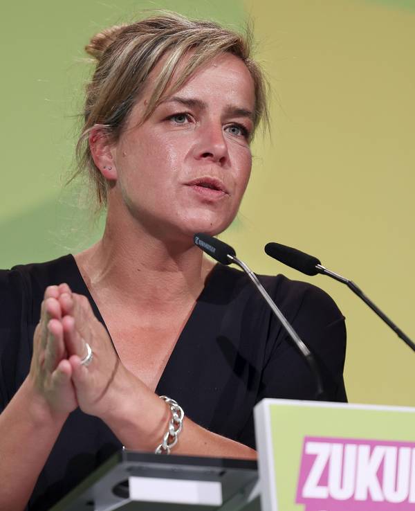 Mona Neubaur, Landesvorsitzende der Grünen in NRW, spricht bei einem Parteitag des Bündnis 90/Die Grünen am 30. April 2022 in Düsseldorf.