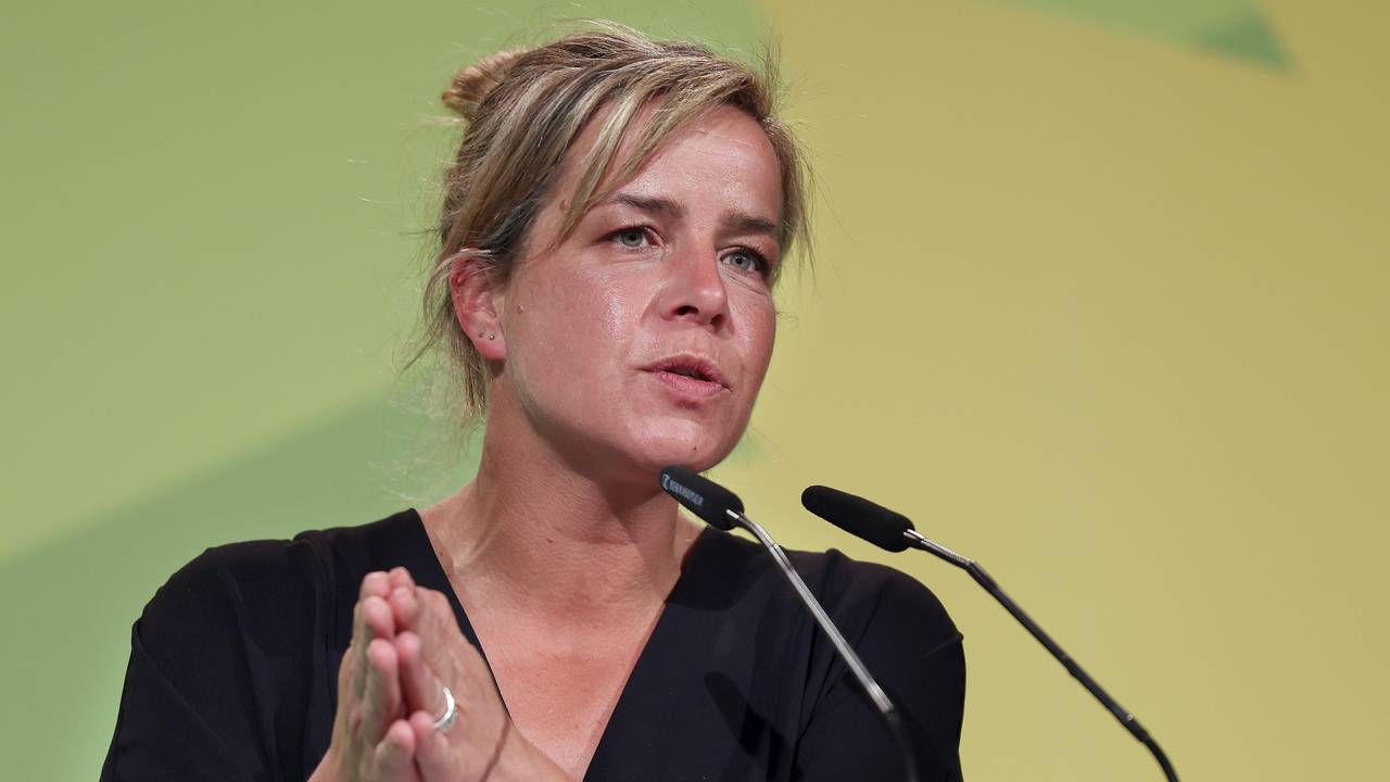 Mona Neubaur, Landesvorsitzende der Grünen in NRW, spricht bei einem Parteitag des Bündnis 90/Die Grünen am 30. April 2022 in Düsseldorf.