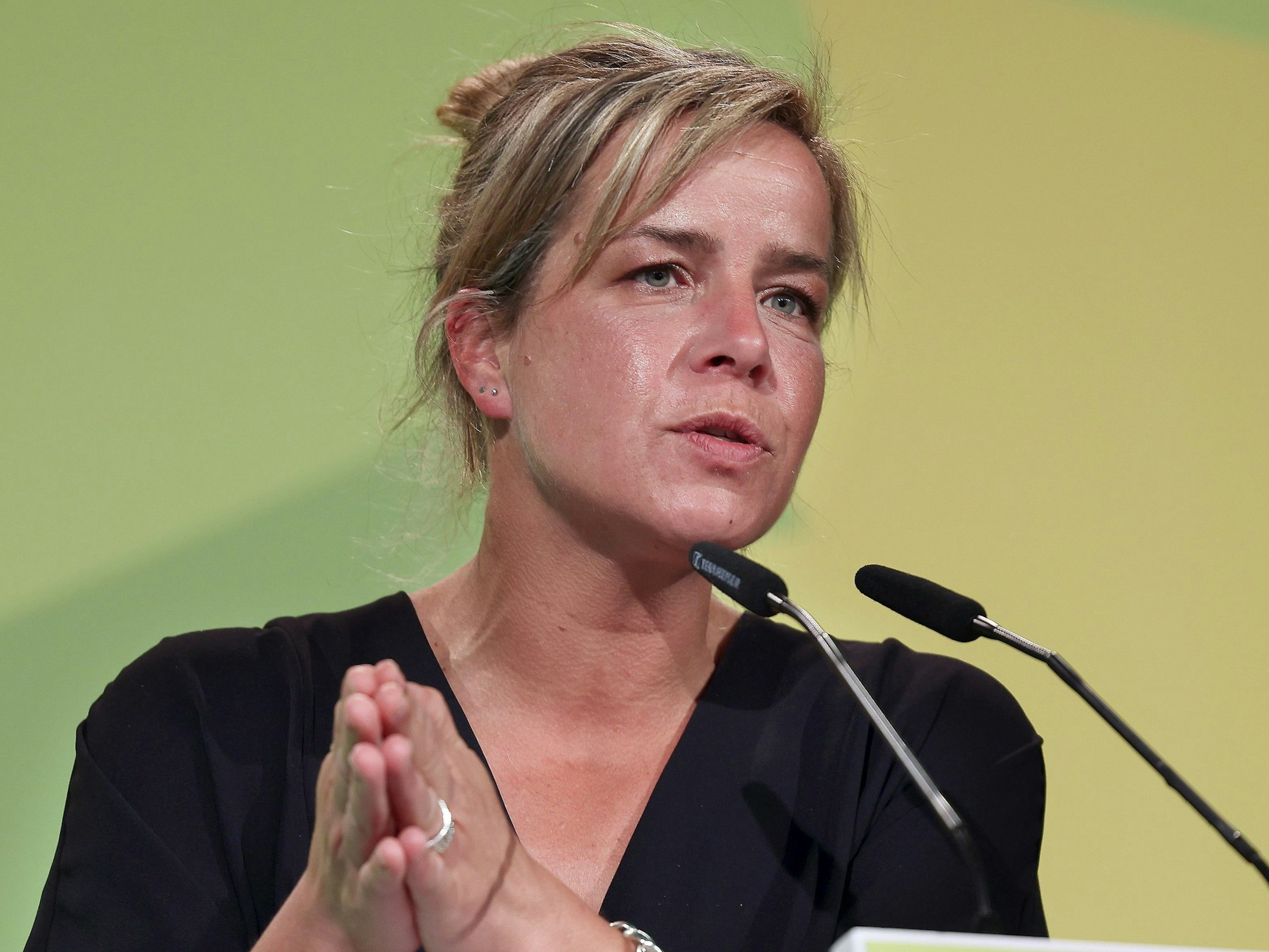 Mona Neubaur, Landesvorsitzende der Grünen in NRW, spricht bei einem Parteitag des Bündnis 90/Die Grünen am 30. April 2022 in Düsseldorf.