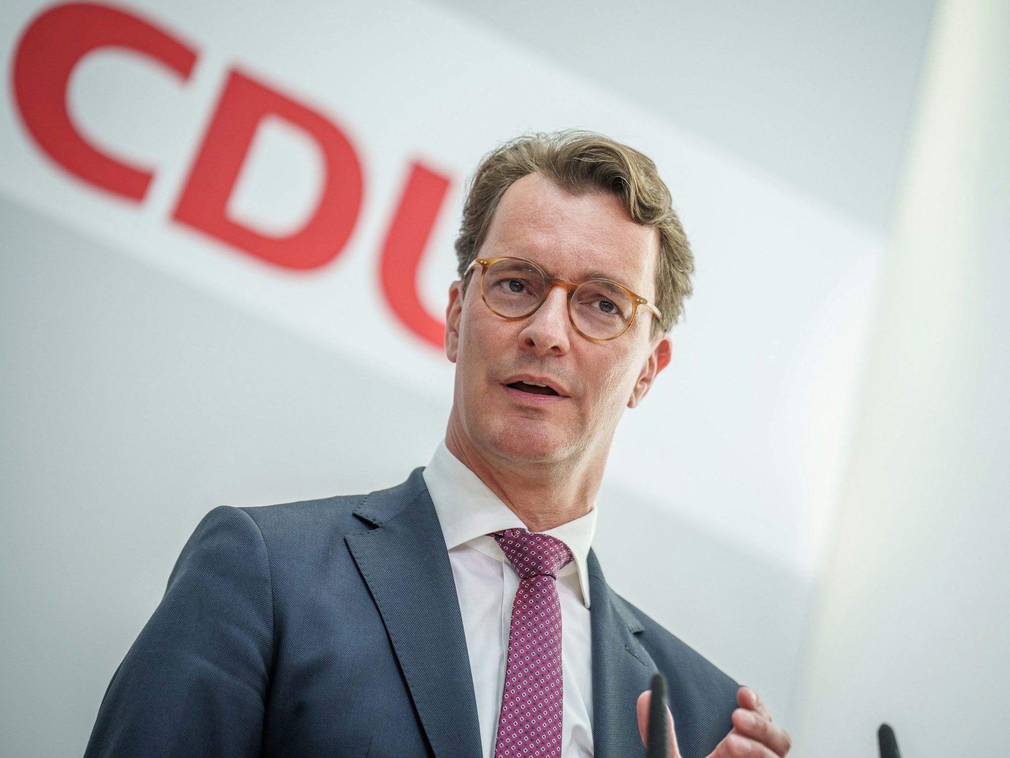 Hendrik Wüst, Ministerpräsident von NRW und CDU-Spitzenkandidat bei der Landtagswahl 2022, spricht am 9. Mai 2022 auf einer Pressekonferenz in Berlin.