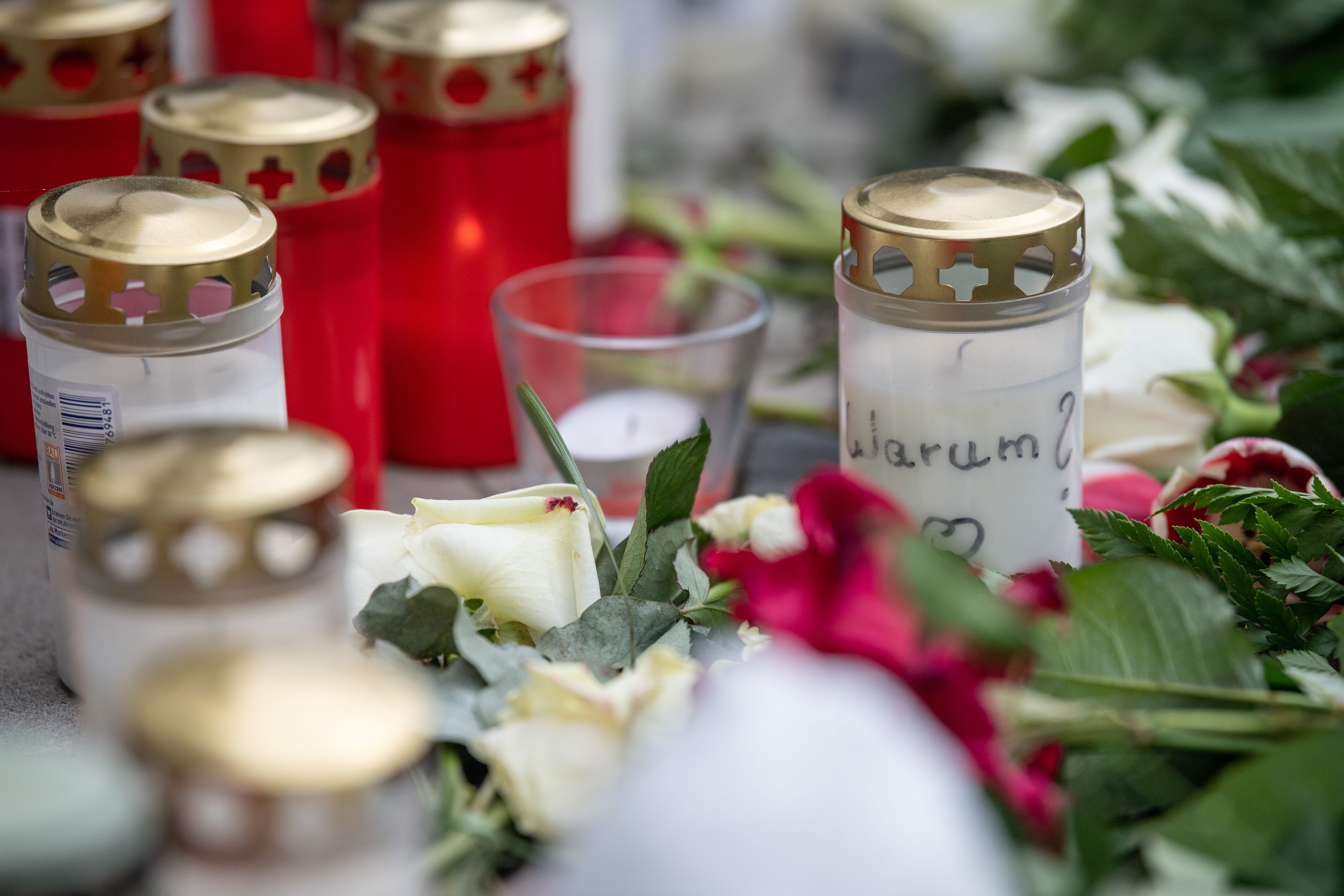 Kerzen, Plüschtiere und Blumen erinnern nach dem gewaltsamen Tod zweier Kinder auf dem Innenhof eines Hochhauses in Hanau an die Opfer.
