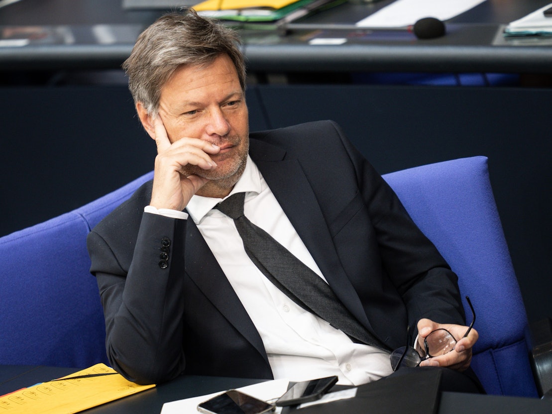 12.05.2022, Berlin: Robert Habeck (Bündnis 90/Die Grünen), Bundesminister für Wirtschaft und Klimaschutz, verfolgt die Debatte im Plenum im Bundestag. In der Sitzung soll unter anderem über das geplante Steuerentlastungspaket beraten werden. Foto: Michael Kappeler/dpa +++ dpa-Bildfunk +++