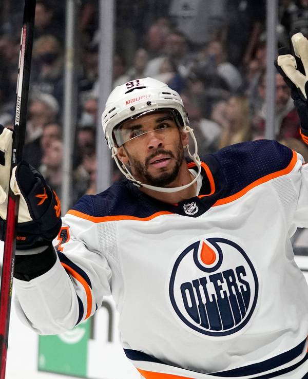 Evander Kane von den Edmonton Oilers bejubelt seinen Treffer zum 4:2-Endstand bei den Los Angeles Kings am 12. Mai 2022.