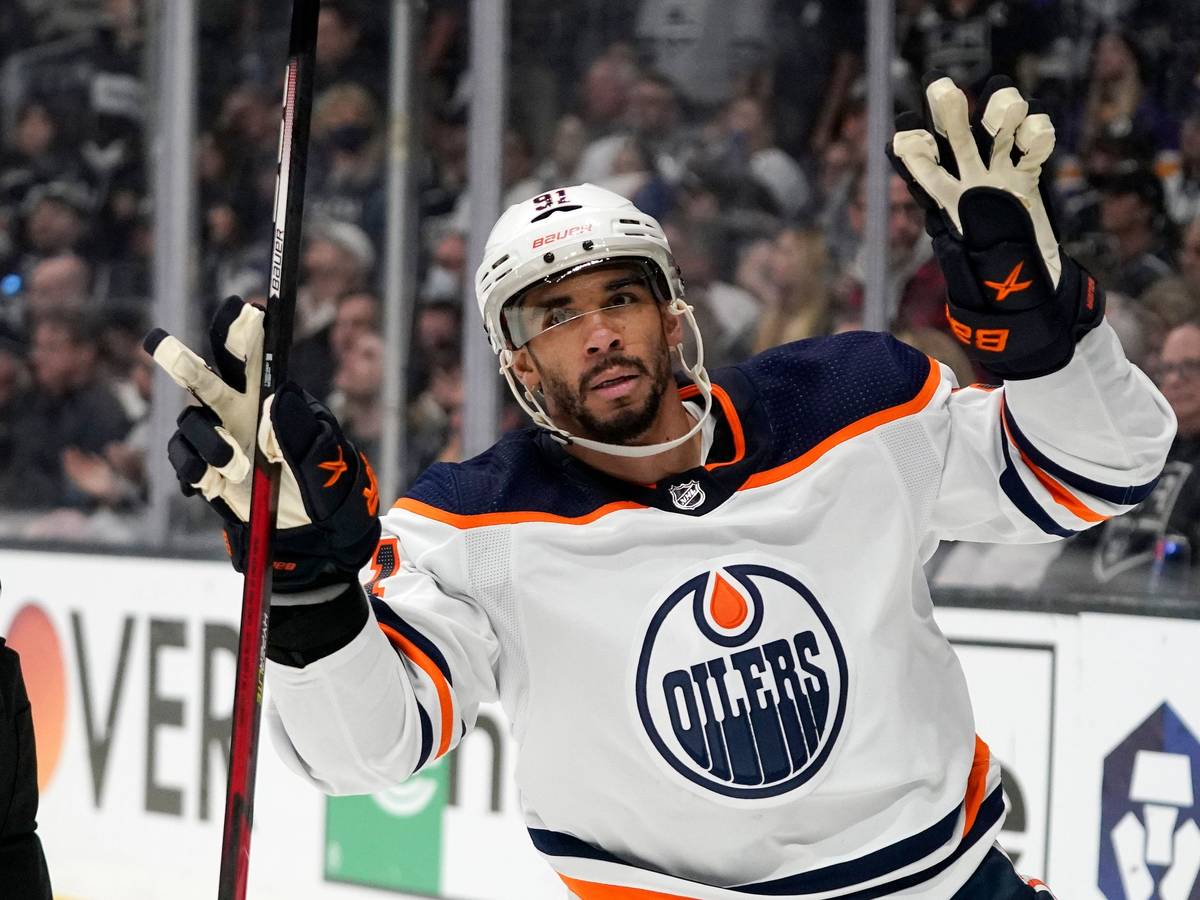 Evander Kane von den Edmonton Oilers bejubelt seinen Treffer zum 4:2-Endstand bei den Los Angeles Kings am 12. Mai 2022.