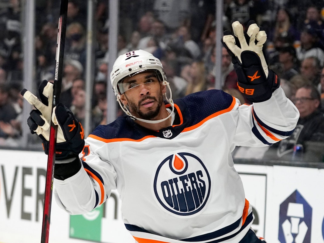 Evander Kane von den Edmonton Oilers bejubelt seinen Treffer zum 4:2-Endstand bei den Los Angeles Kings am 12. Mai 2022.