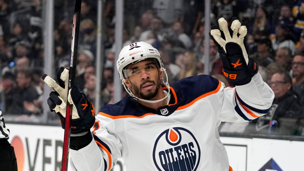 Evander Kane von den Edmonton Oilers bejubelt seinen Treffer zum 4:2-Endstand bei den Los Angeles Kings am 12. Mai 2022.