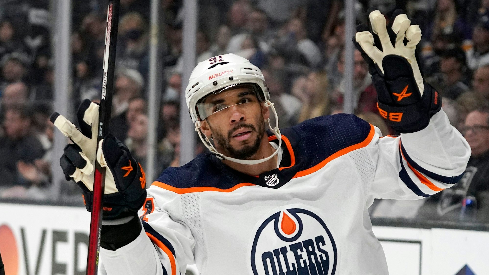 Evander Kane von den Edmonton Oilers bejubelt seinen Treffer zum 4:2-Endstand bei den Los Angeles Kings am 12. Mai 2022.