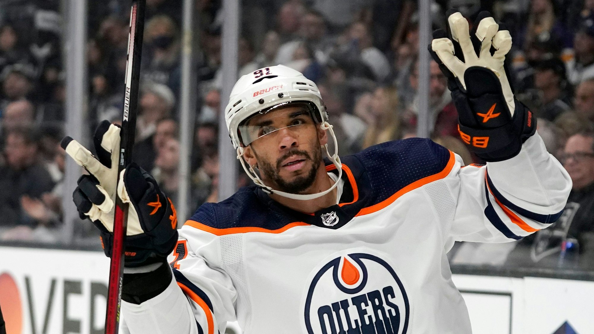 Evander Kane von den Edmonton Oilers bejubelt seinen Treffer zum 4:2-Endstand bei den Los Angeles Kings am 12. Mai 2022.